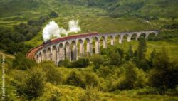 Foto: Ein Zug fährt über das Glenfinnan Viaduct in Schottland, bekannt aus den Harry Potter-Filmen; Copyright: panthermedia.net/stroop