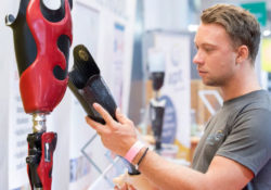 Foto: Mann hält eine Bein-Prothese in der Hand