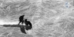 Foto: Matthias Klei fährt mit Begleitung auf einem Rollstuhl-Schlitten durch eine Schneelandschaft ; Copyright: Matthias Klei