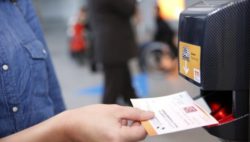 Foto: eTicket- und Barcode-Scanner am Drehkreuz