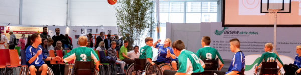 Foto: Mehrere Jugendliche spielen Rollstuhlbaksbetball im Sport-Center auf der REHACARE